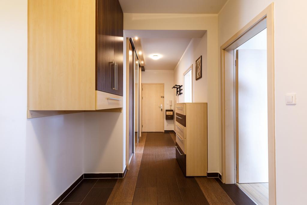Modern Apartment With 2 Bedrooms Карлові Вари Екстер'єр фото